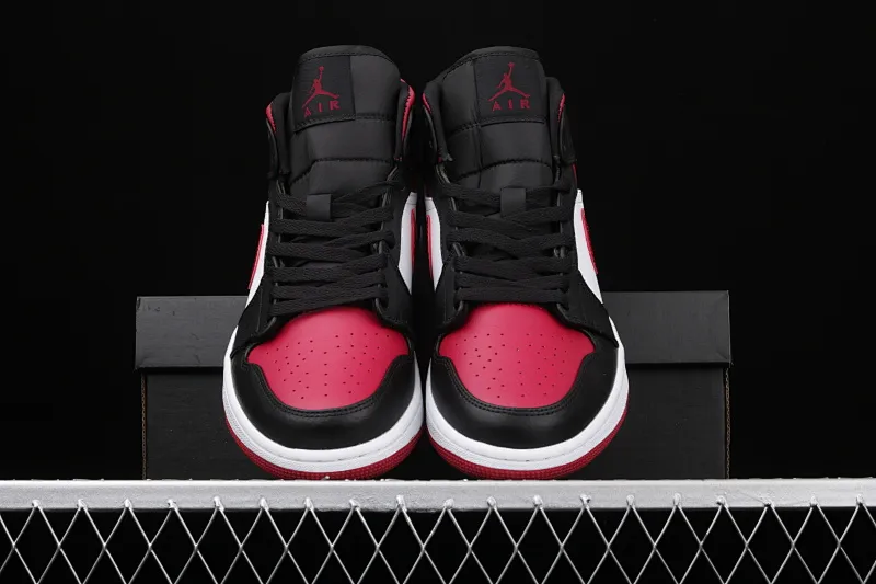 All categories Air Jordan Jordan series basketball shoes Air Jordan 1 Mid Air Jordan 1 Mid AJ1 Joe 1 black and red toe Zhongbang series basketball shoes 554724-066